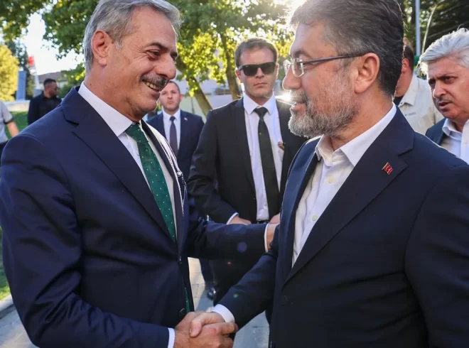 Sakarya’ya gelen Tarım ve Orman Bakanı İbrahim Yumaklı, Büyükşehir Belediyesi’ni ziyaret etti.