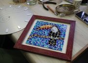 Cam parçaları renklerin ve ışığın buluşmasıyla sanata dönüşüyor