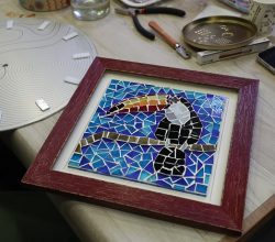 Cam parçaları renklerin ve ışığın buluşmasıyla sanata dönüşüyor