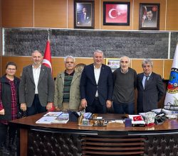 Turan YILDIRIM,Hüsamettin ATASEVER, Şefik Arman ,Fehmi Duman , Necla Bakan ‘ı Serdivan Belediye Başkanı Osman ÇELİK Makamında ağırladı
