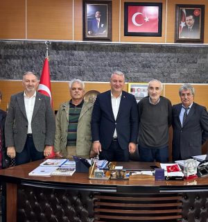 Turan YILDIRIM,Hüsamettin ATASEVER, Şefik Arman ,Fehmi Duman , Necla Bakan ‘ı  Serdivan Belediye Başkanı Osman ÇELİK Makamında ağırladı